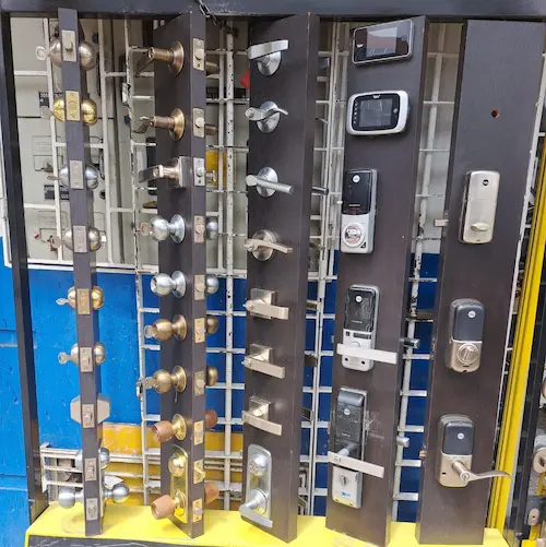 puede ser una imagen de dos personas sonriendo